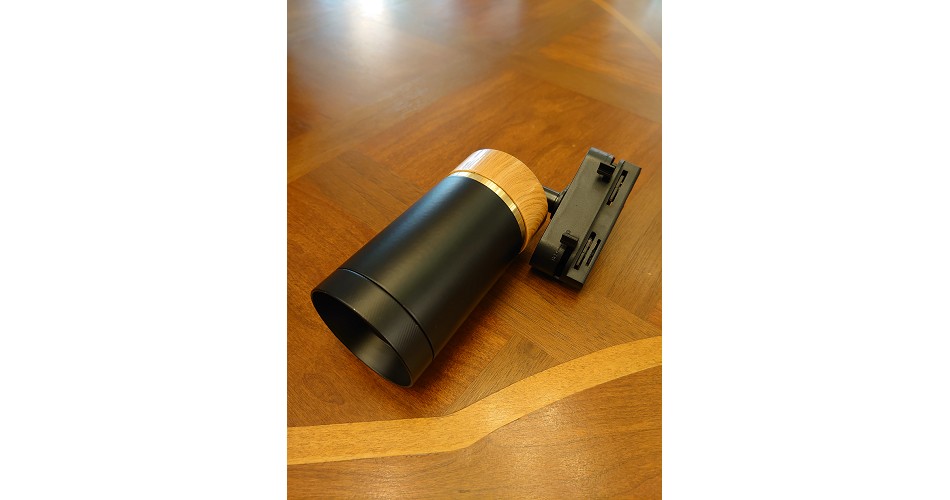 Track_projection_light_black_wood_grain950x500