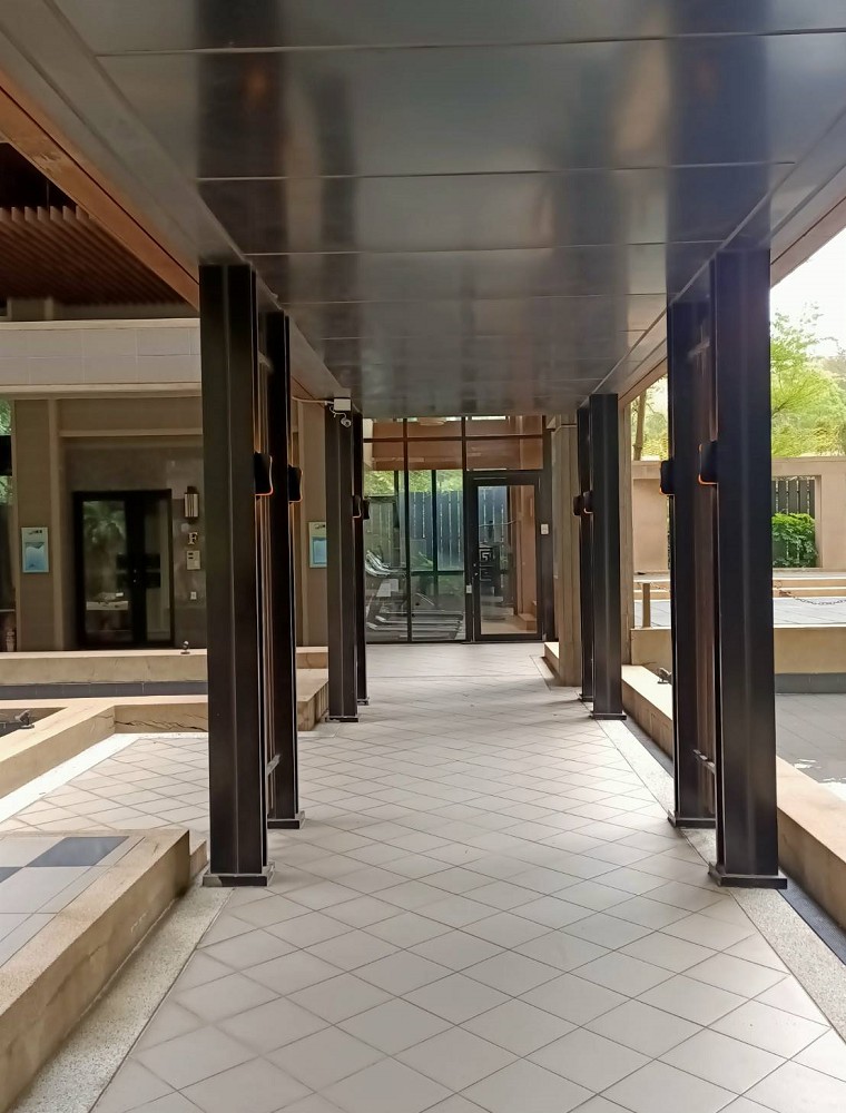 Takeshi_Yokohama_Building_through_the_hall_1