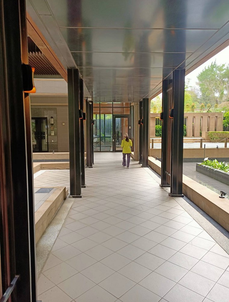 Takeshi_Yokohama_Building_through_the_hall_4