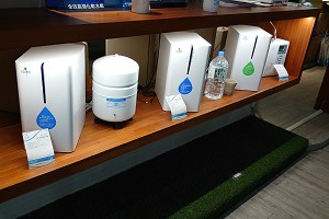 「千山淨水」櫃內商品使用鋁條燈，讓展示櫃質感提升